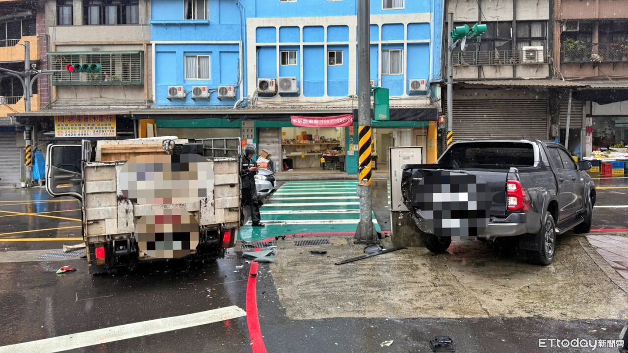 基隆小貨車疑剎車失靈　猛撞皮卡「擠上人行道」駕駛送醫