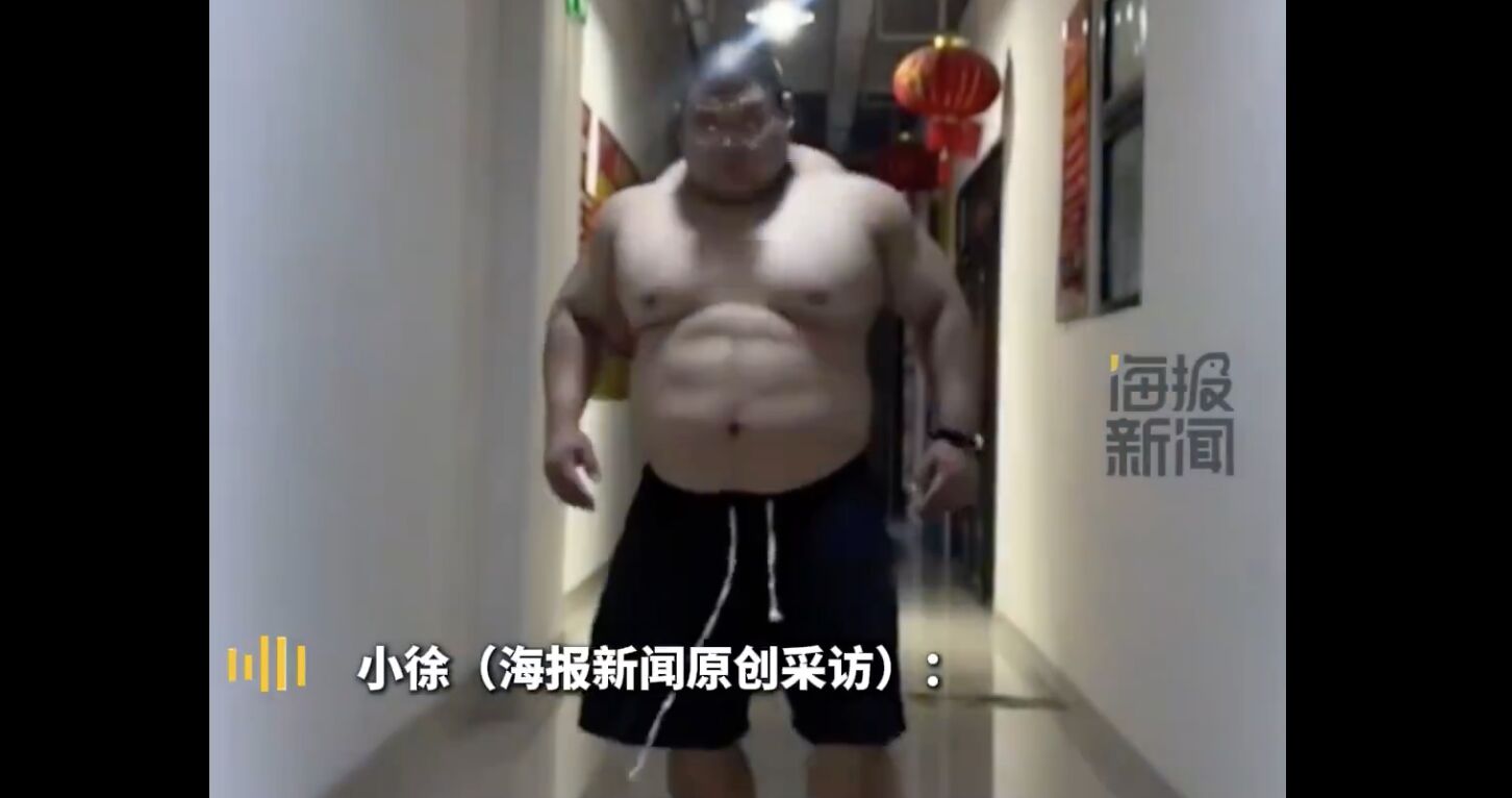 ▲170公斤遼寧壯哥秀出8塊腹肌的驚人身材。（圖／翻攝微博）