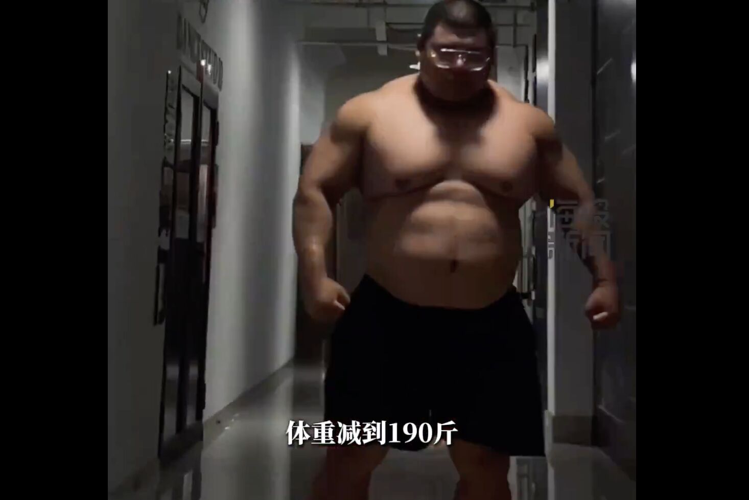 ▲170公斤遼寧壯哥秀出8塊腹肌的驚人身材。（圖／翻攝微博）