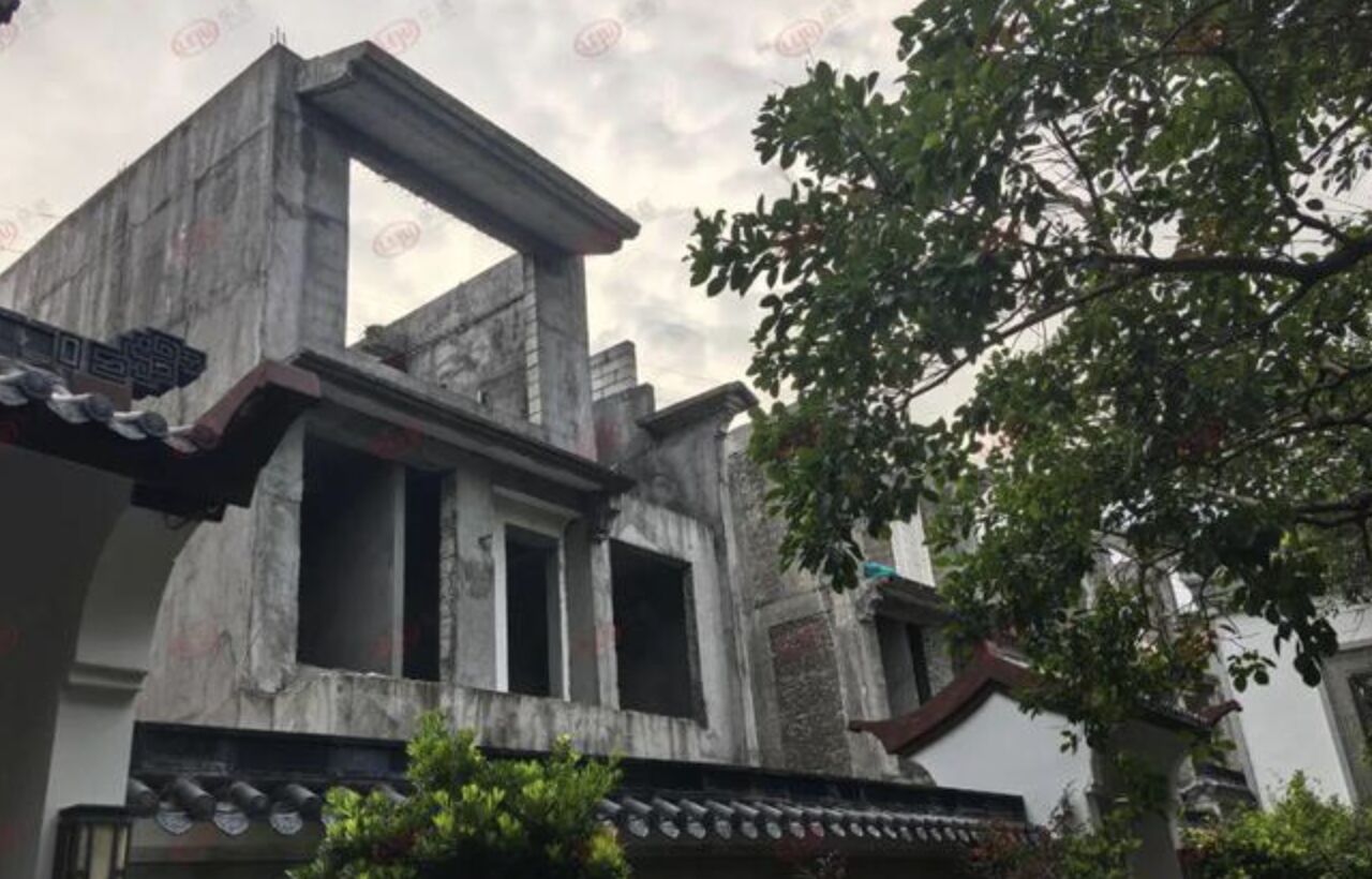 ▲廣州最慘豪宅開發商破產跑路，小區破敗如同鬼城。（圖／翻攝微博）