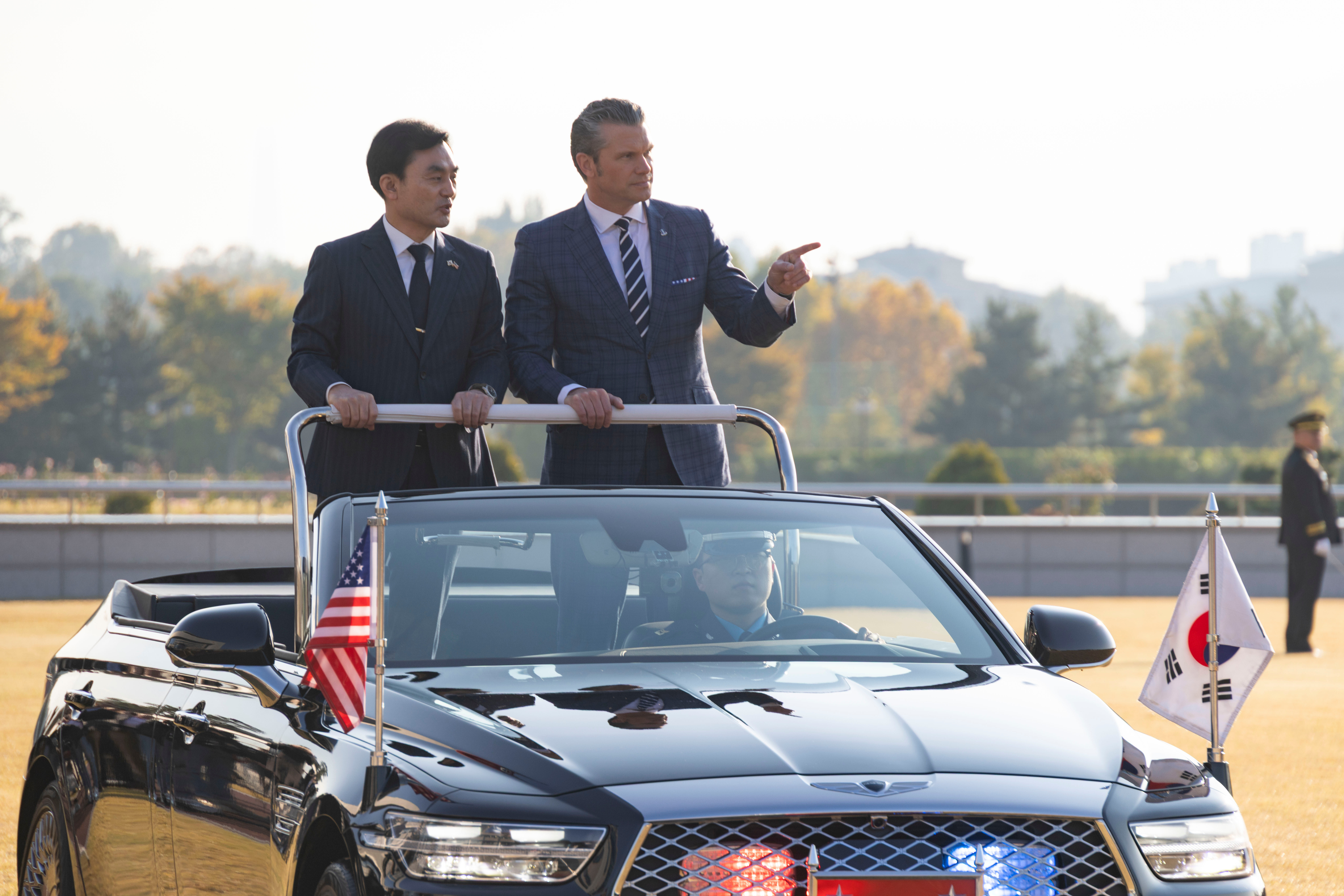 ▲▼美國國防部長赫格塞斯、南韓國防部長安圭伯3日向儀仗隊敬禮。(圖/志影像/美聯社)