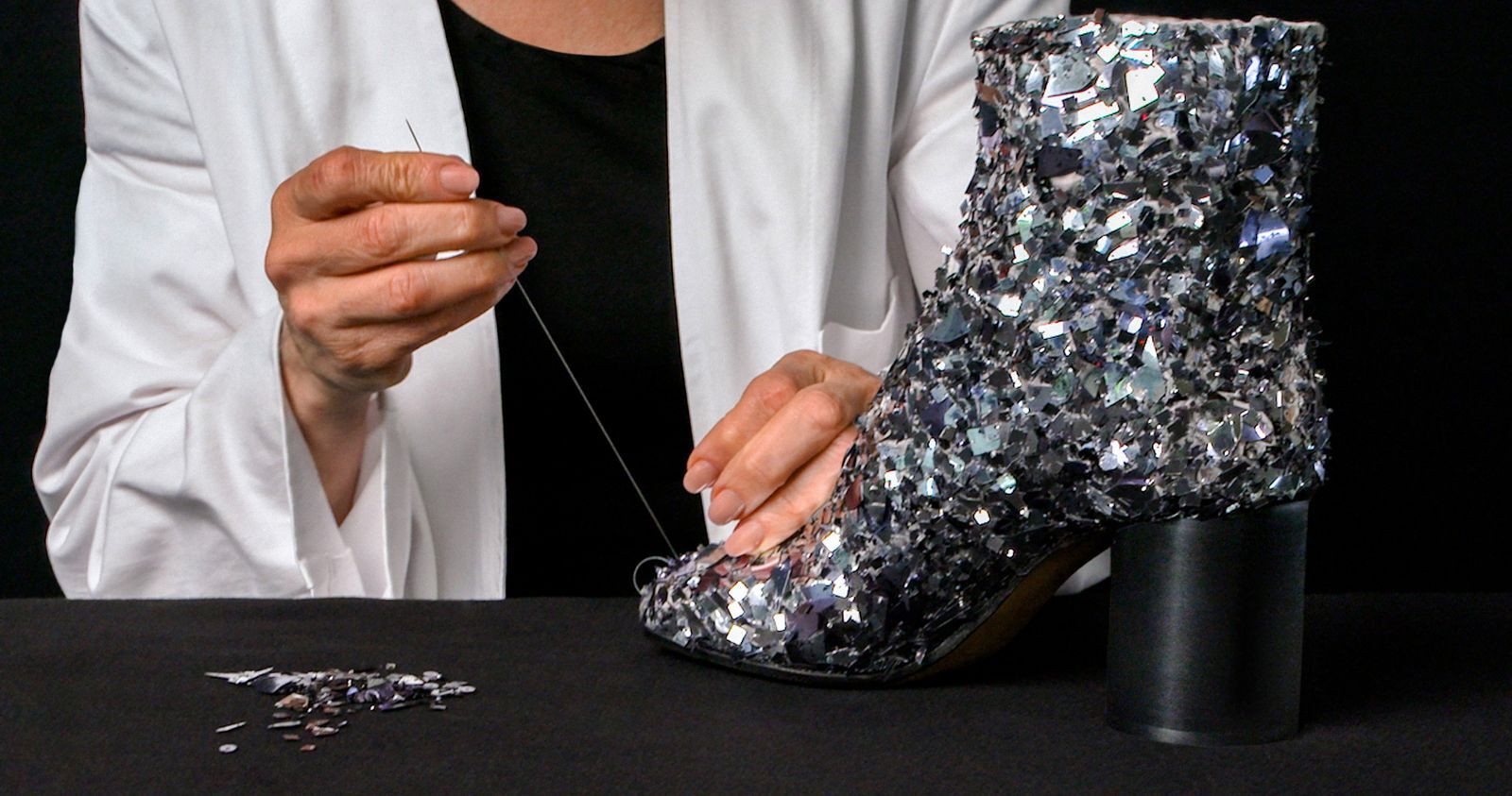 Tabi破碎鏡面刺繡鞋款是由工匠手工縫製超過8,000顆的玻璃珠、亮片與金屬飾片裝飾而成。（BREEZE COUTURE提供）