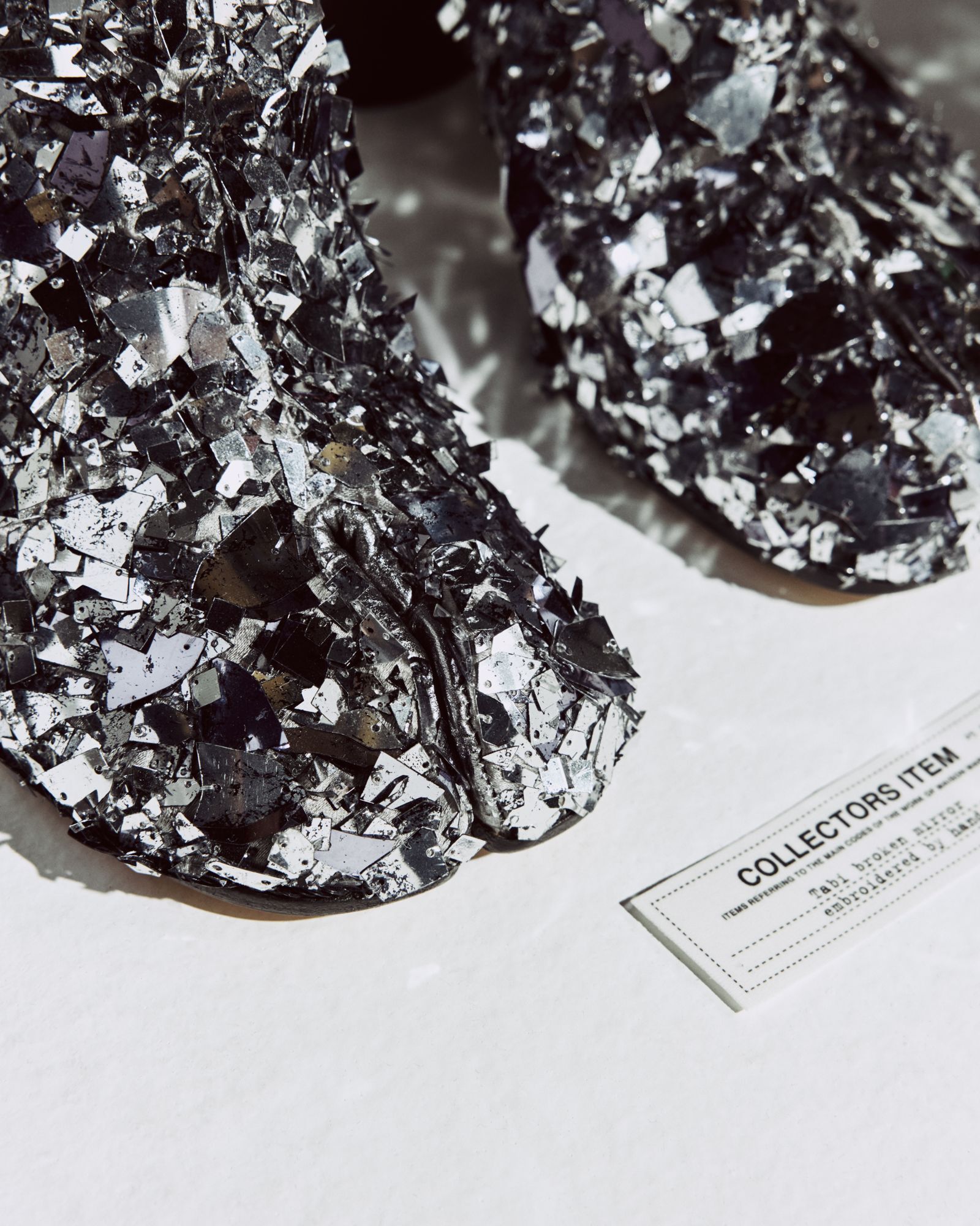 沒有玻璃鞋穿沒關係　Maison Margiela限量版Tabi破碎鏡面刺繡鞋款必須跟上