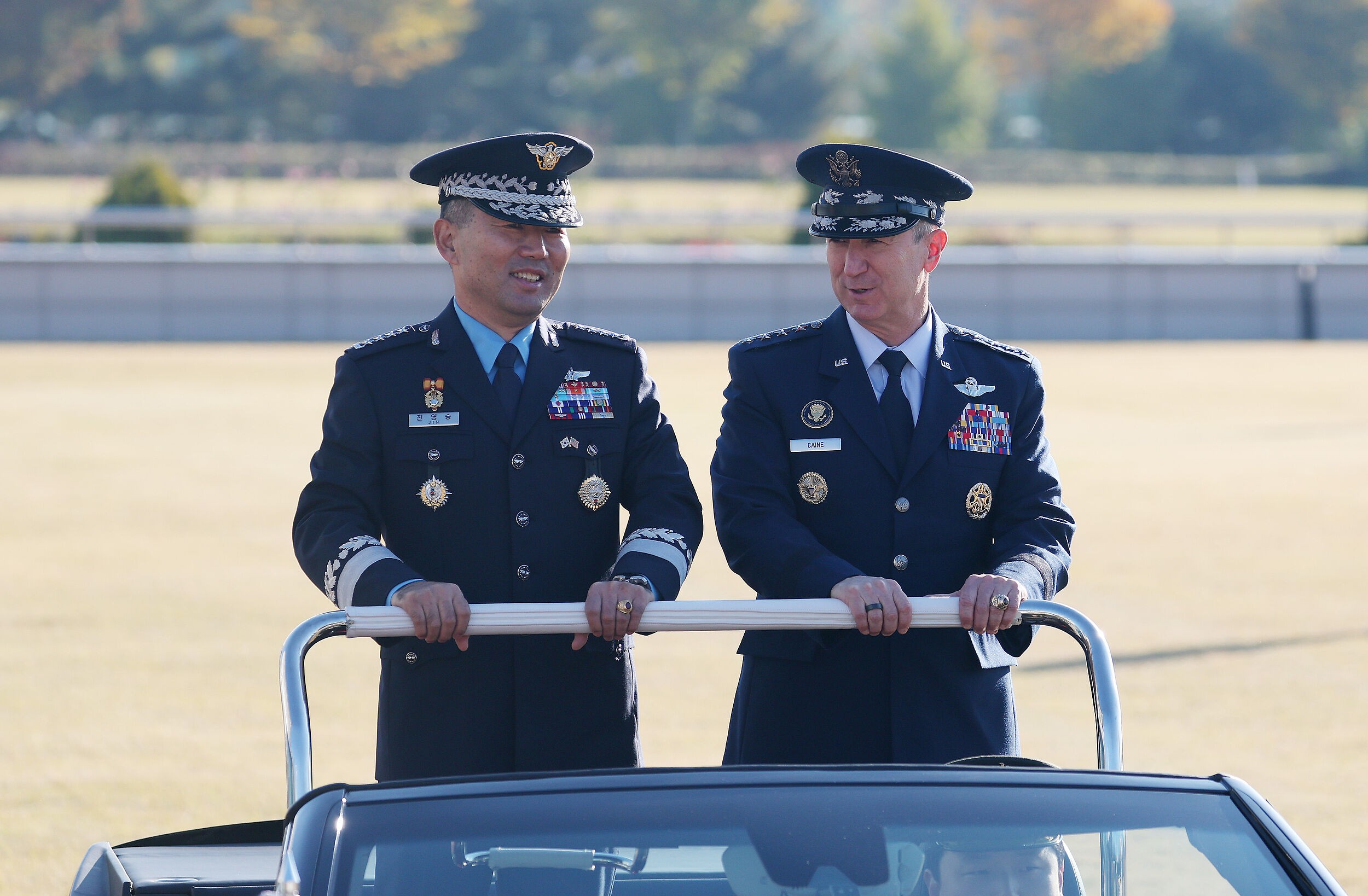 ▲▼美國參謀長聯席會議主席凱恩、南韓聯合參謀本部議長陳永承3日在首爾龍山檢閱儀仗隊。（圖／VCG）