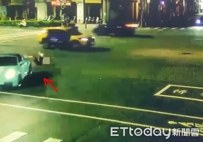 高中生開老爸保時捷911兜風！右轉擊落直行騎士　撞擊畫面曝