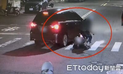 高雄轎車「紅燈左轉」擦撞機車　騎士倒地手腳擦挫傷