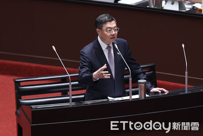 卓榮泰讚何欣純「有實力打敗國民黨主席」 江啟臣坐台上滑手機