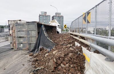 快訊/滿載土方砂石車國3、台66線匝道口翻覆 封閉2車道塞爆