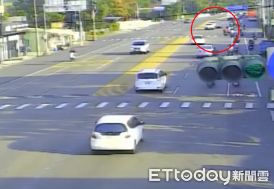 恐怖瞬間！台19線機車併排推撞雙雙倒地　他遭轎車吞噬一度命危