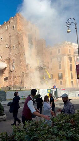 ▲▼ 義大利羅馬競技場附近的13世紀古蹟孔蒂塔樓（Torre dei Conti）3日發生部分坍塌事故。（圖／路透）