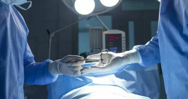 大陸山東一名現年12歲的男童小燁在10歲那年腹痛就醫，竟遭醫師切除6大消化器官，讓他的母親超崩潰。（示意圖／photoAC）