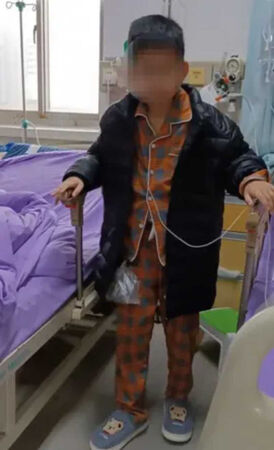 小燁今年12歲，他身體的消化系統多個器官在10歲的一場手術被切除，如今靠注射營養液維生。（圖／翻攝自微博／紅星新聞）