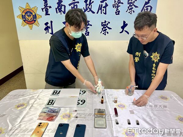 ▲台南市刑大破獲毒鴛鴦販毒集團，查扣安非他命、依託咪酯與偽造車牌等證物。（記者林東良翻攝，下同）