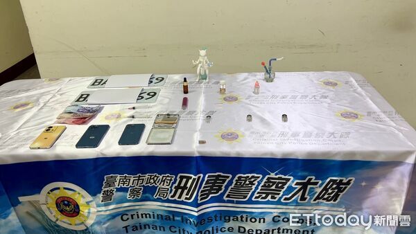 ▲台南市刑大破獲毒鴛鴦販毒集團，查扣安非他命、依託咪酯與偽造車牌等證物。（記者林東良翻攝，下同）