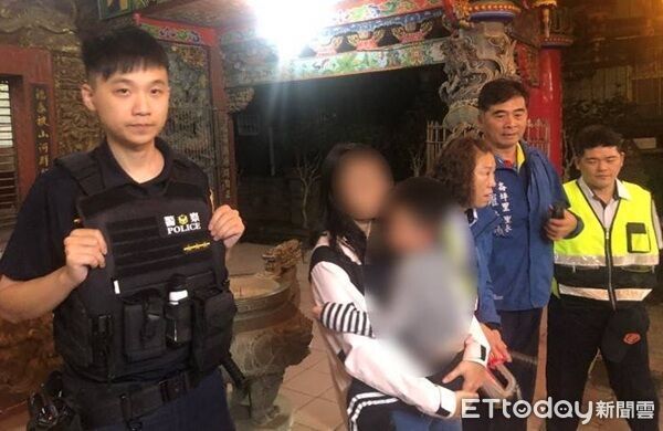 ▲▼母親見到兒子平安無事，將他緊緊擁入懷中安撫。（圖／大園警分局提供）