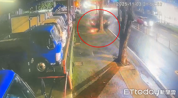 ▲▼             桃園貨車駕駛戴姓男子遭毒駕擦撞，失控衝撞路燈身亡。（圖／記者沈繼昌翻攝，下同）