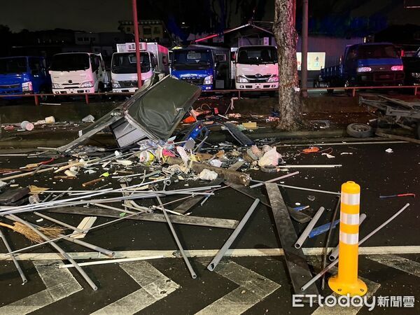 ▲▼             桃園貨車駕駛戴姓男子遭毒駕擦撞，失控衝撞路燈身亡。（圖／記者沈繼昌翻攝，下同）
