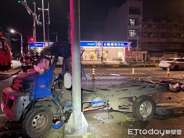 ▲▼             桃園貨車駕駛戴姓男子遭毒駕擦撞，失控衝撞路燈身亡。（圖／記者沈繼昌翻攝，下同）
