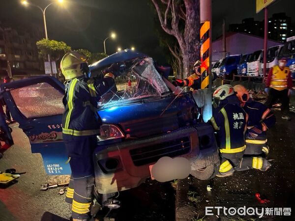 ▲▼             桃園貨車駕駛戴姓男子遭毒駕擦撞，失控衝撞路燈身亡。（圖／記者沈繼昌翻攝，下同）