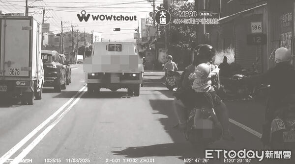 ▲高雄爸媽四貼上路，1童無座「慘掛車外」畫面曝光。（圖／翻攝WoWtchout - 地圖型行車影像分享平台）