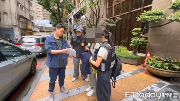 ▲信義雙屍命案警方逮捕蘇女、鍾男等3名藥頭並查獲毒品跟疑似販毒贓款。（圖／記者張君豪翻攝）