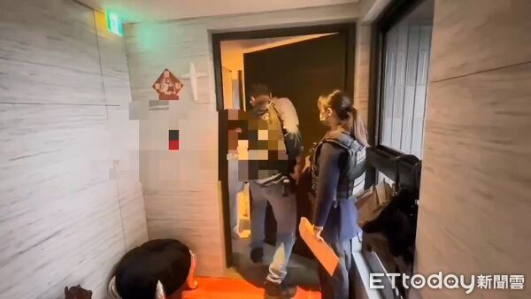 ▲信義雙屍命案警方逮捕蘇女、鍾男等3名藥頭並查獲毒品跟疑似販毒贓款。（圖／記者張君豪翻攝）