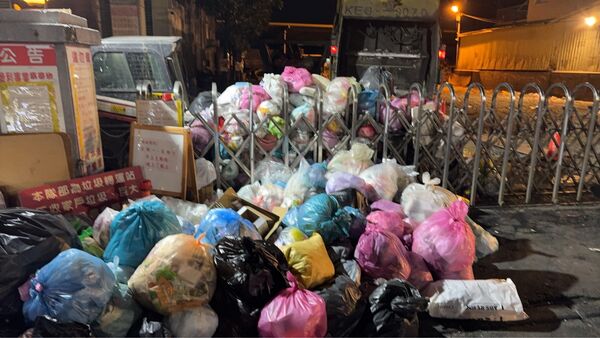 ▲花壇清潔隊被丟滿垃圾。（圖／民眾提供）