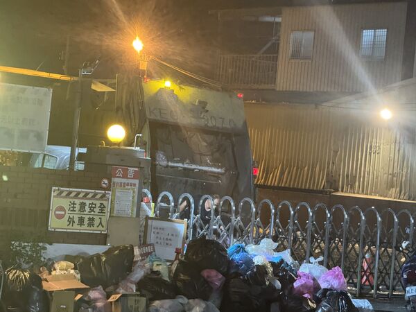 ▲花壇清潔隊被丟滿垃圾。（圖／民眾提供）