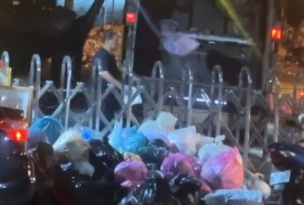 ▲花壇清潔隊被丟滿垃圾。（圖／民眾提供）
