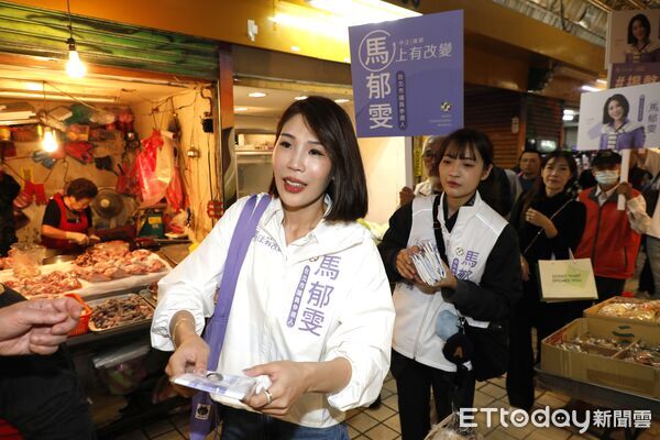 ▲▼前三立記者馬郁雯4日正式宣布參加台北市中正萬華區台北市議員民進黨內初選提名，並找來萬華出身的前立委段宜康陪同，一起去龍山寺拜廟，並在週邊市場掃街拜票。（圖／記者湯興漢攝）