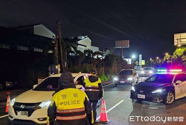 ▲▼針對易發生酒駕肇事路段及常見酒駕地點，採不定時方式執行道路臨檢。（圖／龍潭警分局提供）