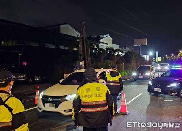 ▲▼針對易發生酒駕肇事路段及常見酒駕地點，採不定時方式執行道路臨檢。（圖／龍潭警分局提供）