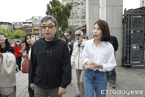 ▲▼前三立記者馬郁雯4日正式宣布參加台北市中正萬華區台北市議員民進黨內初選提名，並找來萬華出身的前立委段宜康陪同，一起去龍山寺拜廟，並在週邊市場掃街拜票。（圖／記者湯興漢攝）