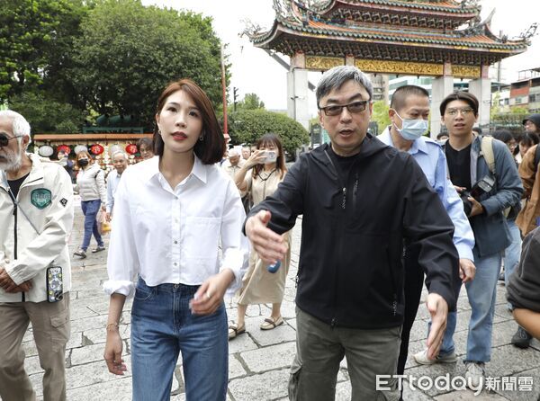 ▲▼前三立記者馬郁雯4日正式宣布參加台北市中正萬華區台北市議員民進黨內初選提名，並找來萬華出身的前立委段宜康陪同，一起去龍山寺拜廟，並在週邊市場掃街拜票。（圖／記者湯興漢攝）