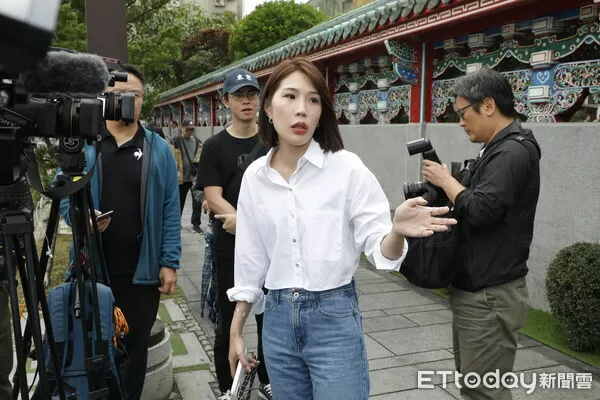 ▲▼前三立記者馬郁雯4日正式宣布參加台北市中正萬華區台北市議員民進黨內初選提名，並找來萬華出身的前立委段宜康陪同，一起去龍山寺拜廟，並在週邊市場掃街拜票。（圖／記者湯興漢攝）