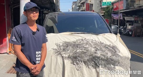 ▲台南釣客馮仕學在安平漁光島北堤釣起130斤野生龍膽石斑，重達153公分，震驚釣界。（記者林東良翻攝，下同）