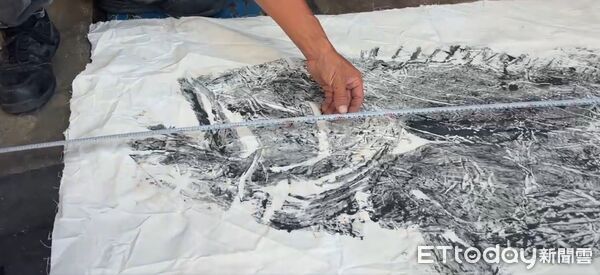 ▲台南釣客馮仕學在安平漁光島北堤釣起130斤野生龍膽石斑，重達153公分，震驚釣界。（記者林東良翻攝，下同）