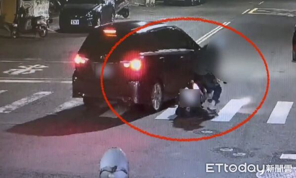 ▲▼楊男駕駛自小客車行駛於三民區莊敬路，紅燈左轉進入新民路口，不慎與碰撞在直行的黃姓騎士發生碰撞，造成黃男手腳擦挫傷。（圖／記者吳世龍翻攝）