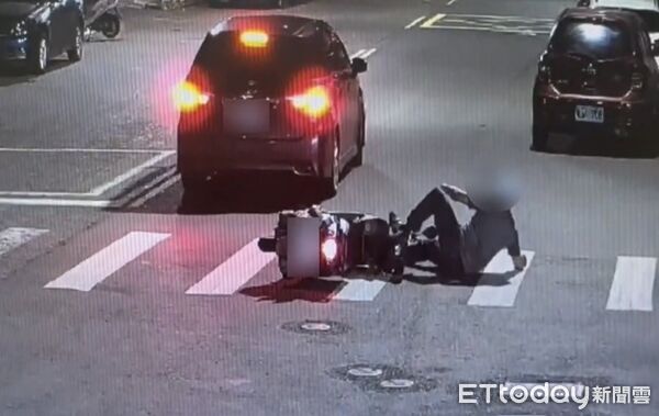 ▲▼楊男駕駛自小客車行駛於三民區莊敬路，紅燈左轉進入新民路口，不慎與碰撞在直行的黃姓騎士發生碰撞，造成黃男手腳擦挫傷。（圖／記者吳世龍翻攝）