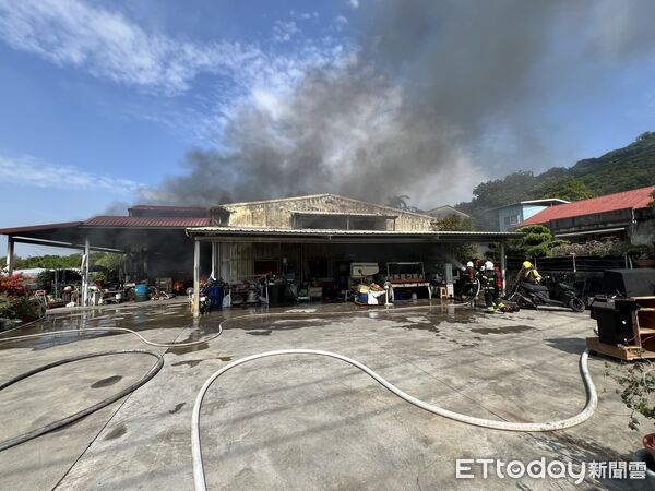 ▲高雄市阿蓮區今日上午發生一起工廠火警。據了解，該工廠為沖床加工工廠，目前回報無人受傷或受困。。（圖／記者吳世龍翻攝）