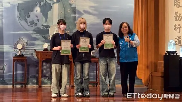 ▲李姓三胞胎兄妹同時獲頒南投慈濟新芽獎學金。（圖／慈濟基金會提供，下同）