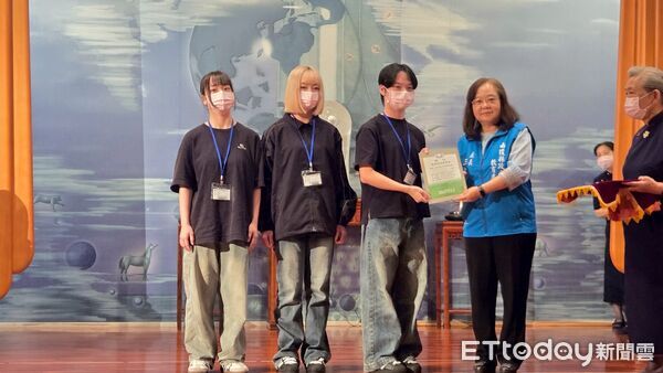 ▲南投慈濟新芽獎學金頒獎，三胞胎兄妹同時獲獎。（圖／慈濟基金會提供）