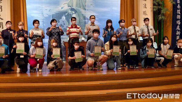 ▲南投慈濟新芽獎學金頒獎，三胞胎兄妹同時獲獎。（圖／慈濟基金會提供）