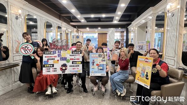 ▲內埔警分局長江世宏率團到美身身髮店宣導打詐。（圖／記者陳崑福翻攝）