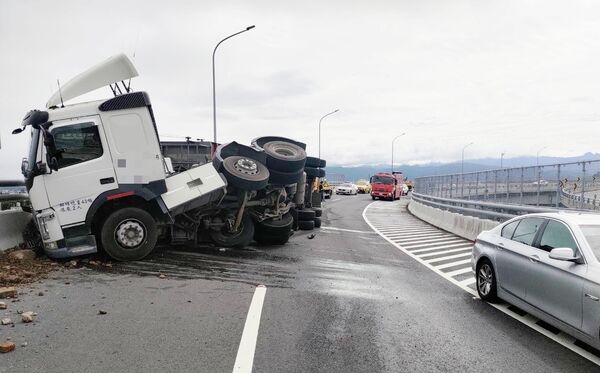 ▲國道三號、台66線匝道口處今天上午發生滿載土方砂石車過彎失控翻覆事故。（圖／國道六隊提供）