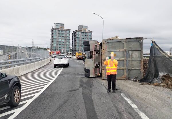▲國道三號、台66線匝道口處今天上午發生滿載土方砂石車過彎失控翻覆事故，警方封閉2線車道，車輛僅能從路肩通行。（圖／國道六隊提供）