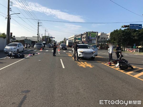 ▲▼             台19線北上122公里處，2輛機車併排碰撞，其中1名騎士摔車遭轎車捲入車底。（圖／記者林東良翻攝，下同）