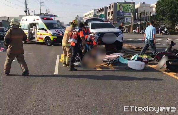 ▲▼             台19線北上122公里處，2輛機車併排碰撞，其中1名騎士摔車遭轎車捲入車底。（圖／記者林東良翻攝，下同）