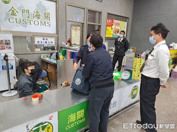 ▲高雄關聯合動植物防疫檢疫署加強金門小三通查緝，全力防堵非洲豬瘟入侵 。（圖／記者鄭逢時翻攝）
