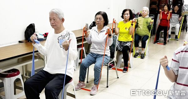 ▲市府體育局今天上午在寶安社區舉辦「2025年長者圓夢計畫」，讓銀髮族透過專業運動人員引導參與運動。（圖／記者沈繼昌攝）
